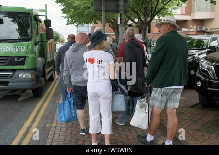 Nottingham, Regno Unito. 17 Giugno, 2015. Inghilterra e Nuova Zelanda tifosi di cricket di arrivare a Trent Bridge Nottingham, Credito: IFIMAGE/Alamy Live News Foto Stock