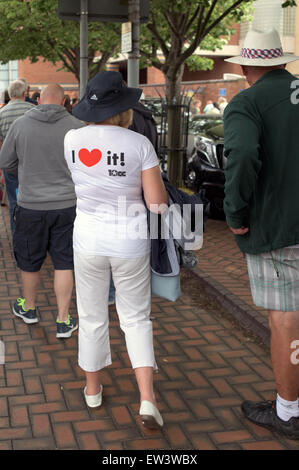 Nottingham, Regno Unito. 17 Giugno, 2015. Inghilterra e Nuova Zelanda tifosi di cricket di arrivare a Trent Bridge Nottingham, Credito: IFIMAGE/Alamy Live News Foto Stock