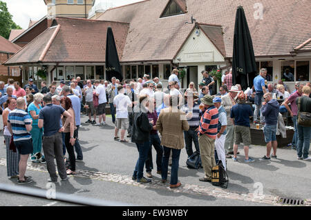 Nottingham, Regno Unito. 17 Giugno, 2015. Inghilterra e Nuova Zelanda tifosi di cricket di arrivare a Trent Bridge Nottingham, Credito: IFIMAGE/Alamy Live News Foto Stock