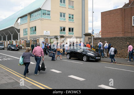 Nottingham, Regno Unito. 17 Giugno, 2015. Inghilterra e Nuova Zelanda tifosi di cricket di arrivare a Trent Bridge Nottingham, Credito: IFIMAGE/Alamy Live News Foto Stock