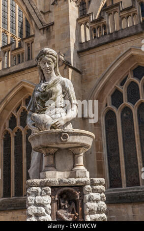 Statua di donna con una brocca di acqua da una fontana di fronte all'Abbazia di Bath in Bath Foto Stock