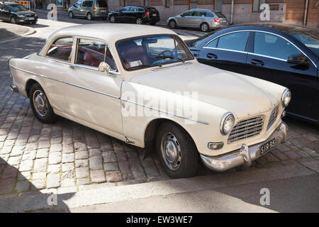 Helsinki, Finlandia - 13 Giugno 2015: il vecchio bianco Volvo Amazon 121 B12 macchina è parcheggiata sul ciglio della strada a Helsinki Foto Stock