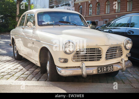 Helsinki, Finlandia - 13 Giugno 2015: il vecchio bianco Volvo Amazon 121 B12 macchina è parcheggiata sul ciglio della strada nella città di Helsinki, closeup photo Foto Stock