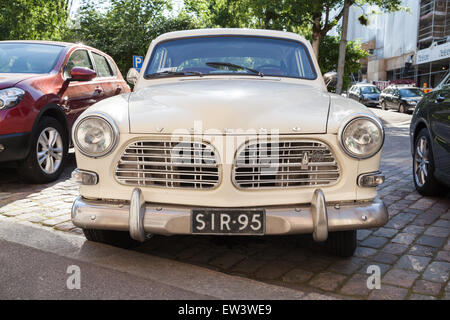 Helsinki, Finlandia - 13 Giugno 2015: il vecchio bianco Volvo Amazon 121 B12 macchina è parcheggiata sul ciglio della strada nella città di Helsinki. Vista frontale Foto Stock