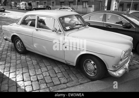 Helsinki, Finlandia - 13 Giugno 2015: il vecchio bianco Volvo Amazon 121 B12 macchina è parcheggiata sul ciglio della strada nella città di Helsinki. Monocromatico Foto Stock