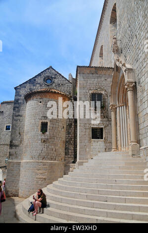 Nella città vecchia di Dubrovnik, vi è molto da vedere lungo le pareti, costa e strette strade all'interno. Foto Stock