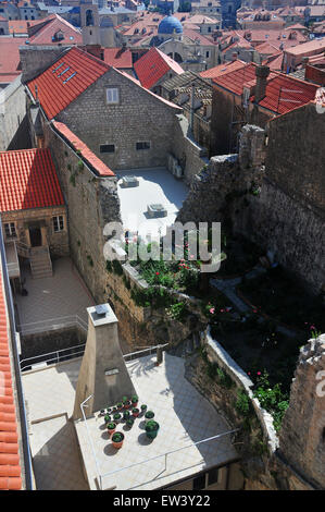 Nella città vecchia di Dubrovnik, vi è molto da vedere lungo le pareti e le stradine strette e di passaggi pedonali in seno compresi danni di guerra. Foto Stock