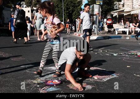 Gerusalemme, Israele. 17 Giugno, 2015. L'inizio dell'estate è celebrata in un festival di strada in Kikar Denya in Piazza la scommessa Hakerem quartiere che offre attività per bambini e spettacoli di danza locale troupes. Credito: Nir Alon/Alamy Live News Foto Stock