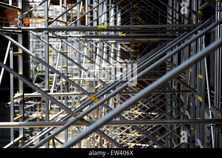 Ripresa industriale con i ponteggi e nessun popolo su di un sito in costruzione Foto Stock