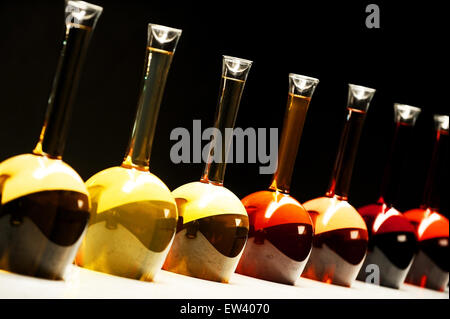 Diversi tipi di vino in speciali bottiglie grandi su sfondo nero Foto Stock
