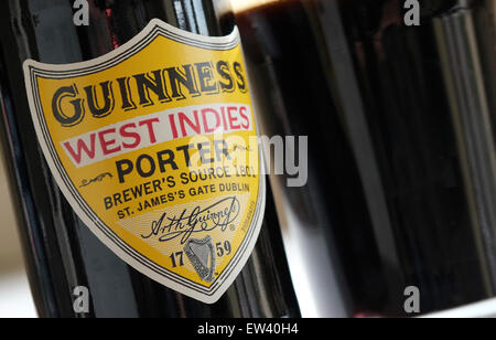 Bottiglia di Guinness birra Irlanda Foto stock - Alamy