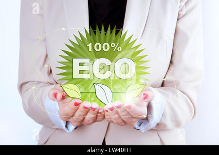 Simbolo ECO nelle mani della donna. Foto Stock