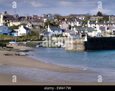 Guardando a Cemaes Harbour e il villaggio dalla spiaggia.Isola di Anglesey, Galles del Nord, Regno Unito Foto Stock