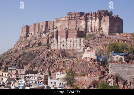 L'antica Mehrangarh Fort complesso a Jodhpur contenente diversi palazzi e situato su un altopiano di circa 400 piedi sopra la città Foto Stock