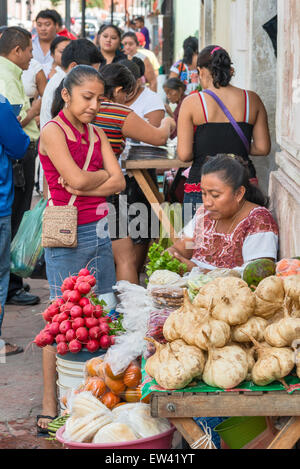 Verdure e frutta stand in Calle 44 in Valladolid, stato dello Yucatan, Messico Foto Stock