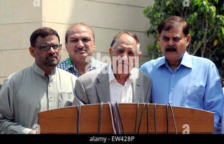 MQM membro dell assemblea provinciale Syed Sardar è di tenere una conferenza stampa al di fuori di Assembly Hall, a Karachi il Mercoledì, 17 giugno 2015. Foto Stock