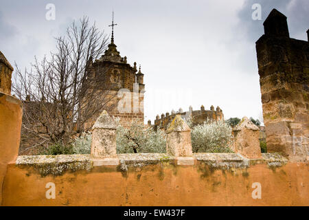 Vista su tutta la parete del Royal monastero cistercense di Santa Maria de Veruela alla torre Foto Stock