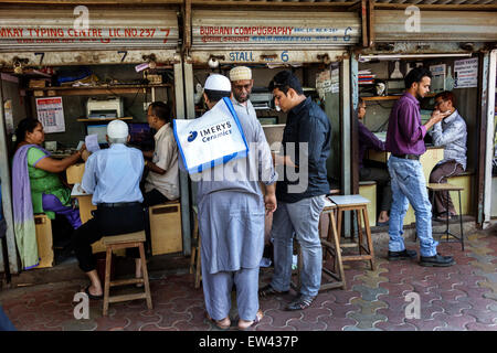 Mumbai India,Tardeo,Jehangir Boman Behram Road,marciapiede,bancarelle,stand,stand,stand,venditore,venditori,mercantile,mercato,stallo,servizi informatici,sc Foto Stock