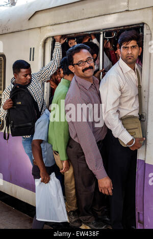 Mumbai India, stazione ferroviaria di Dadar, treno, linea occidentale, cabina, passeggeri passeggeri, motociclisti, riders, in piedi, porta aperta, affollato, India150303078 Foto Stock