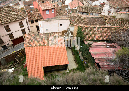 Vista su alcuni dei tetti delle case nelle anguste strade del quartiere ebraico in Tarazona Foto Stock