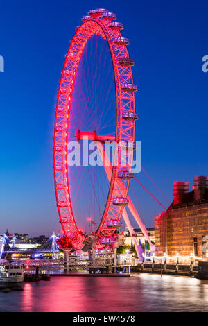 Il London Eye è una gigantesca ruota panoramica sulla riva sud del fiume Tamigi a Londra. Noto anche come il Millennium Wheel Foto Stock