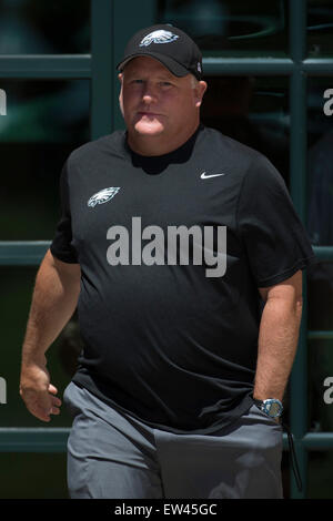 Philadelphia, Pennsylvania, USA. 17 Giugno, 2015. Philadelphia Eagles head coach Chip Kelly guarda su durante il minicamp al NovaCare Complex di Philadelphia, Pennsylvania. Christopher Szagola/CSM/Alamy Live News Foto Stock