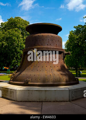 Scatola a campana utilizzata per il cast del grande Paolo campana nella Cattedrale di St Paul sul display in Queen's Park Loughborough LEICESTERSHIRE REGNO UNITO Foto Stock