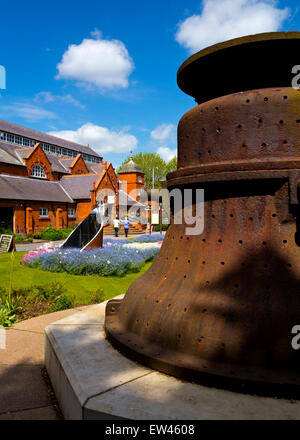 Scatola a campana utilizzata per il cast del grande Paolo campana nella Cattedrale di St Paul sul display in Queen's Park Loughborough LEICESTERSHIRE REGNO UNITO Foto Stock