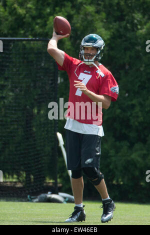 Philadelphia, Pennsylvania, USA. 17 Giugno, 2015. Philadelphia Eagles quarterback Sam Bradford (7) corre trapani durante il minicamp al NovaCare Complex di Philadelphia, Pennsylvania. Christopher Szagola/CSM/Alamy Live News Foto Stock