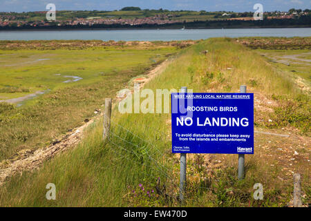 Segnale di avvertimento ' sono ' appollaiati uccelli nessun atterraggio' a west hayling natura locale riserva Foto Stock