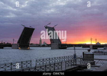 Pietro e Paolo, la cattedrale, Dvortsovy ponte levatoio, San Pietroburgo, Russia Foto Stock