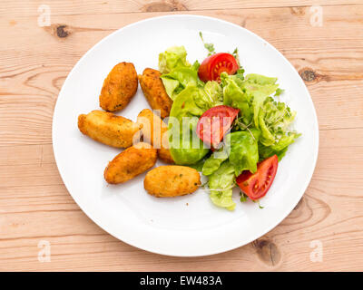 Crocchette di merluzzo bianco classico brasiliano portoghese o piatto servito con insalata. Foto Stock