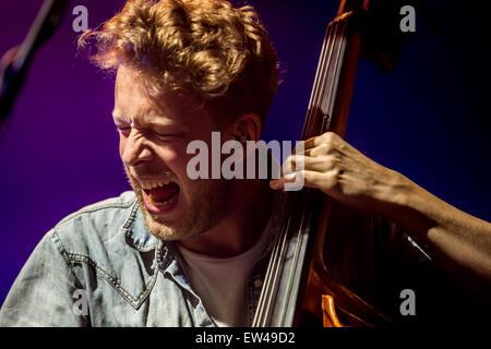 Giugno 16, 2015 - Clarkston, Michigan, Stati Uniti - TED DWANE di MUMFORD e figli di eseguire sui colleghi della strada Tour al DTE Energy Music Theatre di Clarkston Mi il 16 giugno 2015 (credito Immagine: © Marc Nader/ZUMA filo) Foto Stock