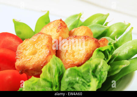 Frittelle salate con verdure fresche Foto Stock