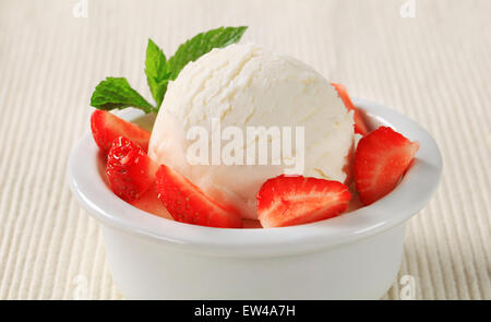 Gelato dessert con fragole fresche Foto Stock