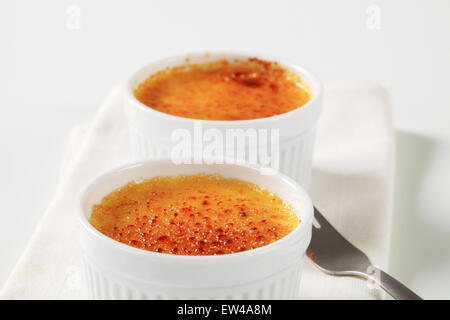 Creme brulee in bianco ramekins Foto Stock