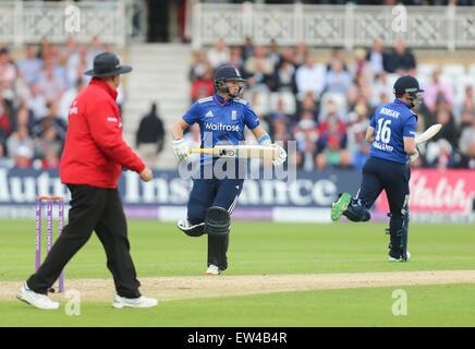 Nottingham, Regno Unito. 17 Giugno, 2015. 4° ODI Royal London One-Day serie. Tra Inghilterra e Nuova Zelanda. Joe radice di Inghilterra viene eseguita una singola. Credito: Azione Sport Plus/Alamy Live News Foto Stock