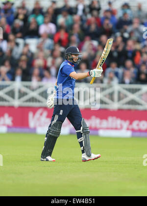 Nottingham, Regno Unito. 17 Giugno, 2015. 4° ODI Royal London One-Day serie. Tra Inghilterra e Nuova Zelanda. Joe radice di Inghilterra porta il suo 50. Credito: Azione Sport Plus/Alamy Live News Foto Stock