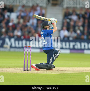 Nottingham, Regno Unito. 17 Giugno, 2015. 4° ODI Royal London One-Day serie. Tra Inghilterra e Nuova Zelanda. Joe radice di Inghilterra gioca un colpo. Credito: Azione Sport Plus/Alamy Live News Foto Stock