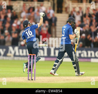 Nottingham, Regno Unito. 17 Giugno, 2015. 4° ODI Royal London One-Day serie. Tra Inghilterra e Nuova Zelanda. Eoin Morgan di Inghilterra celebra il suo punteggio 100. Credito: Azione Sport Plus/Alamy Live News Foto Stock