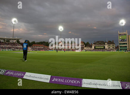 Nottingham, Regno Unito. 17 Giugno, 2015. 4° ODI Royal London One-Day serie. Tra Inghilterra e Nuova Zelanda. I proiettori sono come Inghilterra richiedono 46 per vincere. Credito: Azione Sport Plus/Alamy Live News Foto Stock