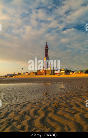 Blackpool, Lancashire, Regno Unito. 17 Giugno, 2015. Un giorno di pioggia ma il tempo si cancella per un po' di tarda estate del sole sulla costa di Lancashire Credito: Gary Telford/Alamy live news Foto Stock