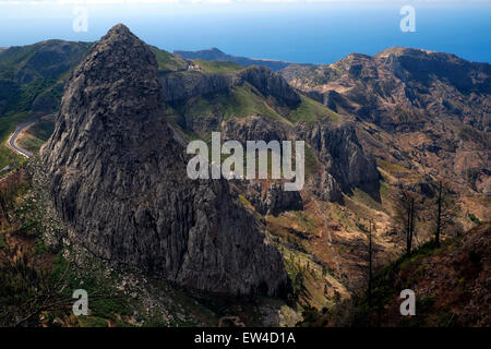 Vista di Roque de Agando una formazione rocciosa prominente uno dei più prominenti di un gruppo di tappi vulcanici chiamato semplicemente Los Roques, nell'isola di la Gomera, una delle più piccole isole Canarie una comunità autonoma della Spagna Foto Stock