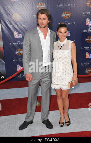 LOS ANGELES, CA - Luglio 19, 2011: attore australiano Chris Hemsworth & moglie Elsa Pataky alla premiere di 'Captain America - Il primo vendicatore' al El Capitan Theater di Hollywood. Foto Stock