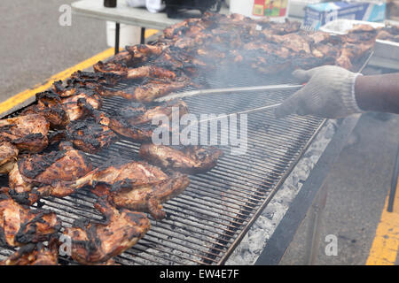 L'uomo grigliare pollo a un festival all'aperto - USA Foto Stock