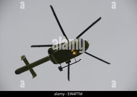 Yorkshire Air Ambulance di decollare in condizioni di tempo piovoso, Barnsley, South Yorkshire, Regno Unito. Immagine: Scott Bairstow/Alamy Foto Stock