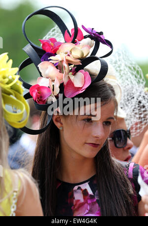 Ascot Berkshire, Regno Unito. 17 Giugno, 2015. 17 Giugno, 2015. Una donna che indossa un fascinator è visto durante il giorno 2 del Royal Ascot 2015 in Ascot, Gran Bretagna il 17 giugno 2015. Credito: Han Yan/Xinhua/Alamy Live News Foto Stock