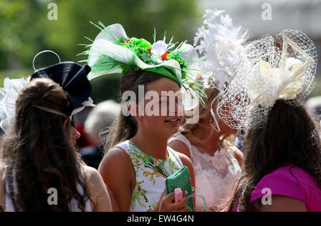 Ascot Berkshire, Regno Unito. 17 Giugno, 2015. 17 Giugno, 2015. Onorevoli colleghe che indossa un fascinator è visto durante il giorno 2 del Royal Ascot 2015 in Ascot, Gran Bretagna il 17 giugno 2015. Credito: Han Yan/Xinhua/Alamy Live News Foto Stock