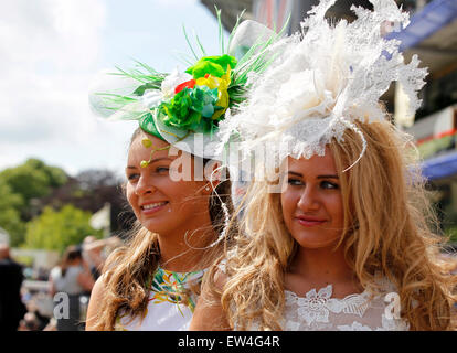 Ascot Berkshire, Regno Unito. 17 Giugno, 2015. 17 Giugno, 2015. Onorevoli colleghe che indossa un fascinator è visto durante il giorno 2 del Royal Ascot 2015 in Ascot, Gran Bretagna il 17 giugno 2015. Credito: Han Yan/Xinhua/Alamy Live News Foto Stock