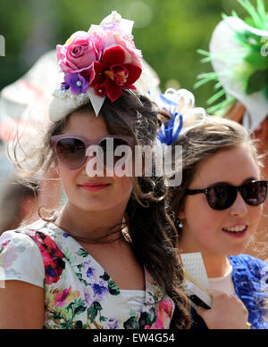 Ascot Berkshire, Regno Unito. 17 Giugno, 2015. 17 Giugno, 2015. Una donna che indossa un fascinator è visto durante il giorno 2 del Royal Ascot 2015 in Ascot, Gran Bretagna il 17 giugno 2015. Credito: Han Yan/Xinhua/Alamy Live News Foto Stock